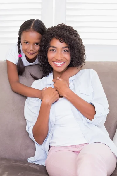 Bonita madre sentada con su hija — Foto de Stock