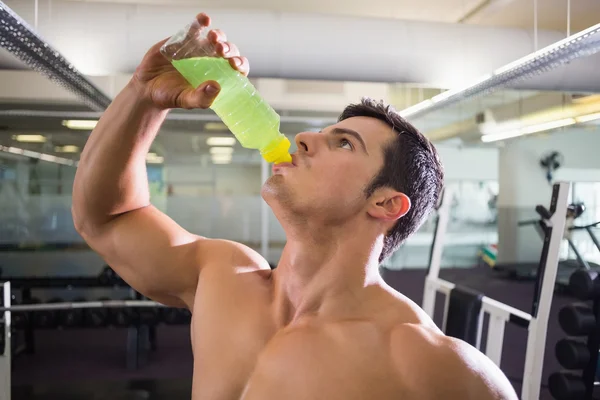 运动的年轻人在健身房的饮用能量饮料。 — 图库照片