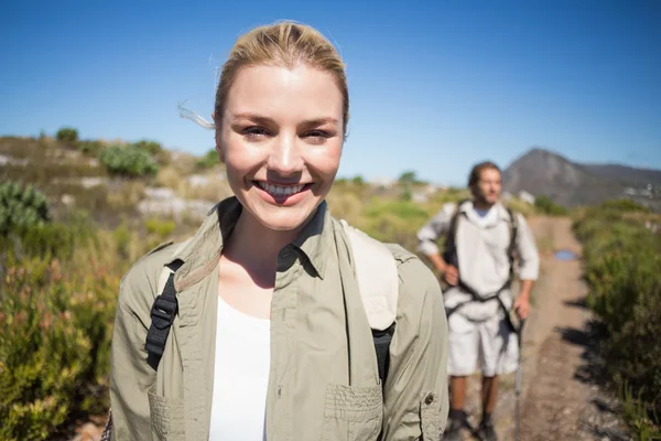 Couple walking on mountain terrain — Stock Photo, Image