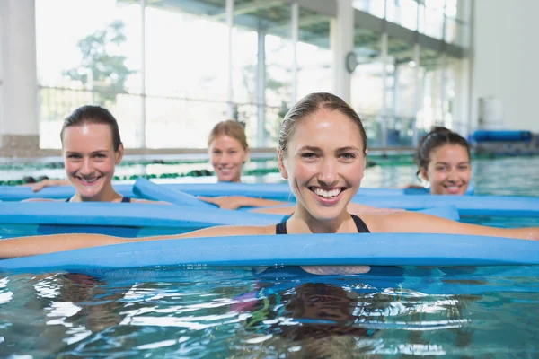 Clase de fitness haciendo aeróbic acuático — Foto de Stock