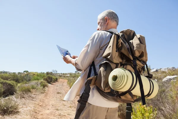 Schöne Wanderin auf der Landkarte — Stockfoto