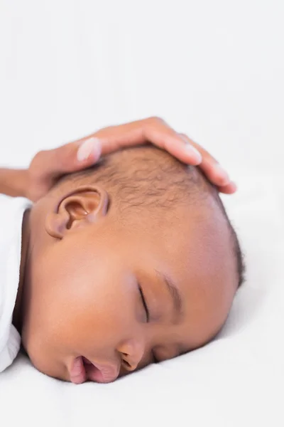 Imádnivaló baba fiú alszik apák kézzel a fej — Stock Fotó