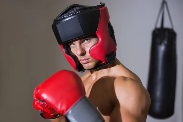 Boxeador masculino en postura defensiva — Foto de Stock
