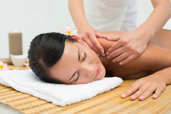 Fredliga brunett njuter en axel massage — Stockfoto
