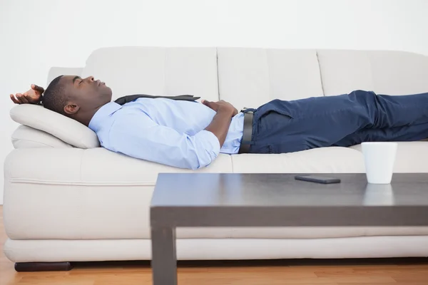 Hombre de negocios cansado acostado en el sofá — Foto de Stock