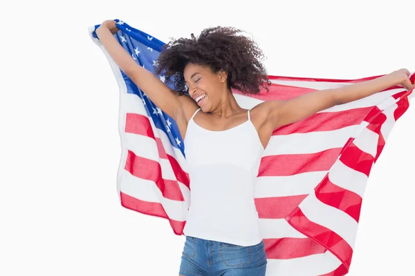 Linda chica envuelta en bandera americana vitoreando — Foto de Stock