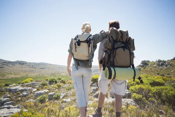 Staande op de berg terrein (echt) paar — Stockfoto