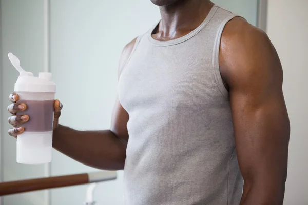 Sportieve man met eiwit drankje in de sportschool — Stockfoto