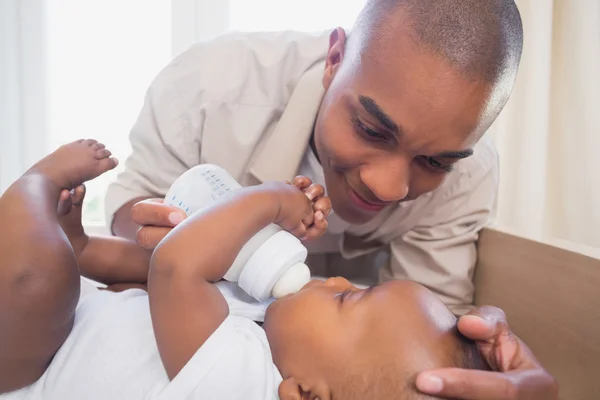 Glücklicher Vater füttert seinen kleinen Jungen — Stockfoto