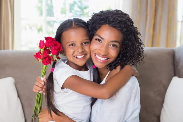 美丽的母亲与她的女儿抱着玫瑰 — 图库照片