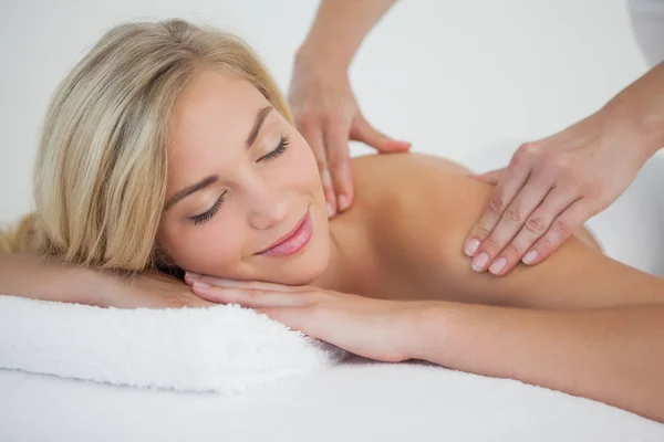 Söt blondin njuter av massage — Stockfoto