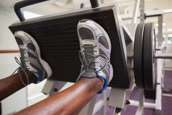 Sztangista robi prasy nogi w siłowni — Zdjęcie stockowe