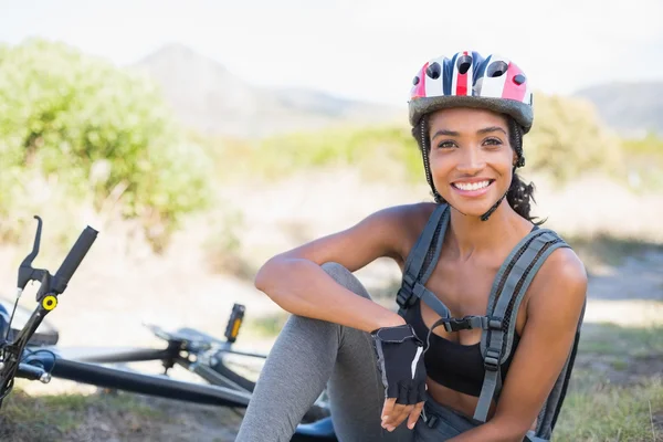 Donna in forma prendendo una pausa sul suo giro in bicicletta — Foto Stock