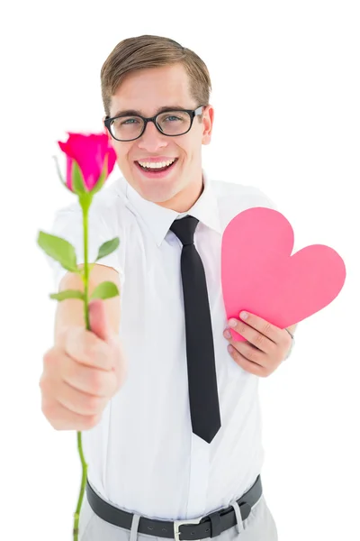 Geeky hipster holding een rode roos en hart kaart Stockfoto