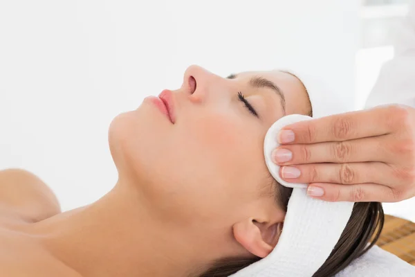 Hand cleaning woman's face with cotton swab — Stock Photo, Image