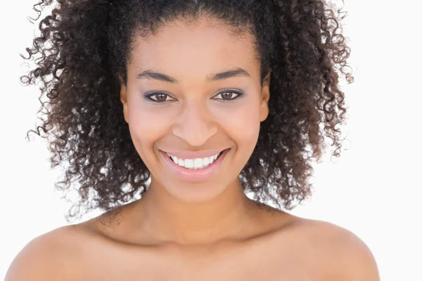 Menina bonita com penteado afro sorrindo para a câmera — Fotografia de Stock