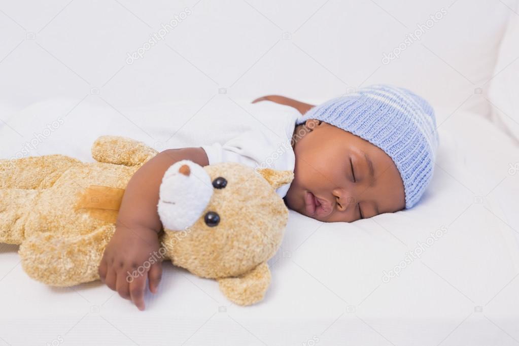 Adorable Bebe Garcon Dormant Paisiblement Avec Nounours Image Libre De Droit Par Wavebreakmedia C