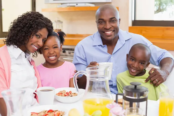 Família feliz tomando café da manhã juntos pela manhã — Fotografia de Stock