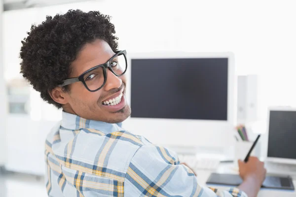 Jonge casual zakenman glimlachen op camera — Stockfoto