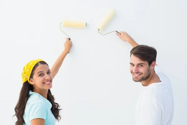 Gelukkige jonge paar schilderij samen — Stockfoto