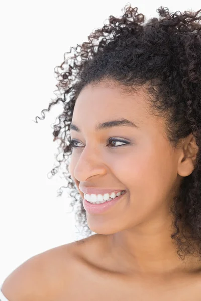 Menina bonita com penteado afro sorrindo — Fotografia de Stock