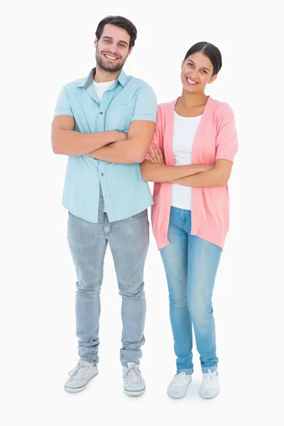 Pareja feliz con los brazos cruzados — Foto de Stock