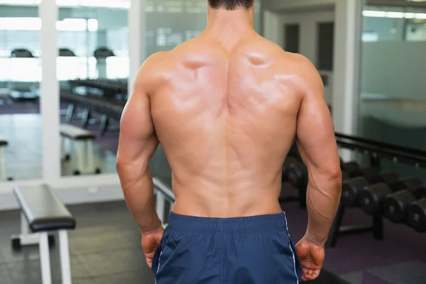 Shirtless bodybuilder standing in gym — Stock Photo, Image