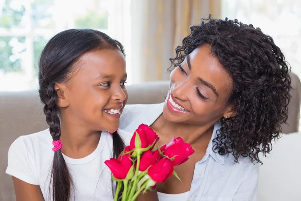 Mooie moeder met haar dochter houden van rozen — Stockfoto