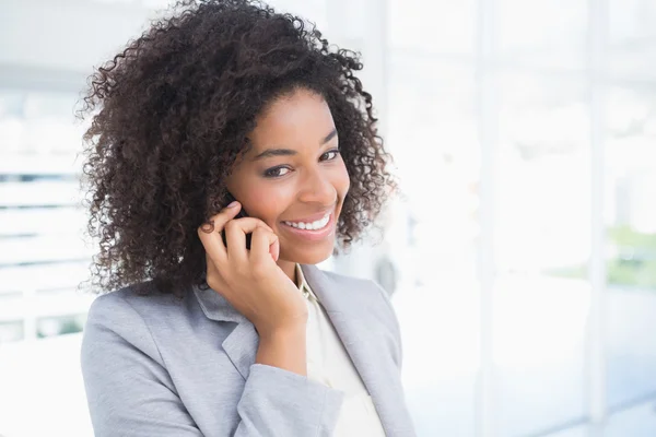 Casual zakenvrouw praten over telefoon — Stockfoto