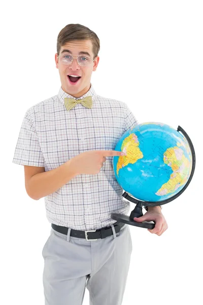 Geeky hipster sosteniendo un globo sonriendo a la cámara — Foto de Stock