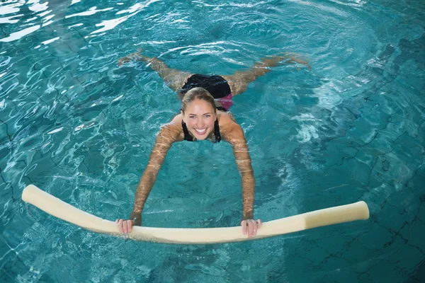 Blondin simma med foam roller — Stockfoto