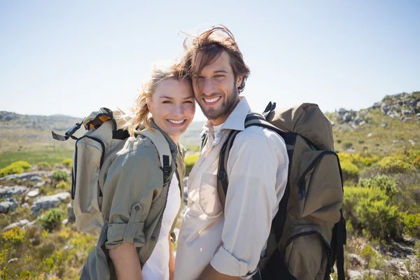 Par som står på berget terräng — Stockfoto
