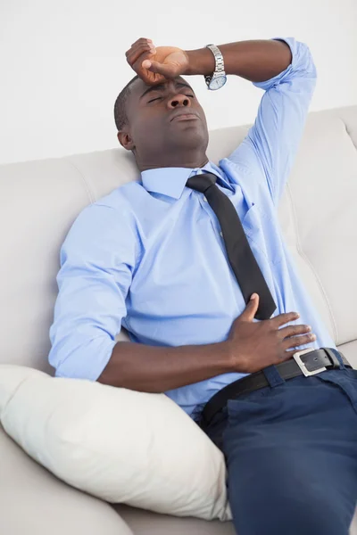 Hombre de negocios cansado con dolor de cabeza — Foto de Stock