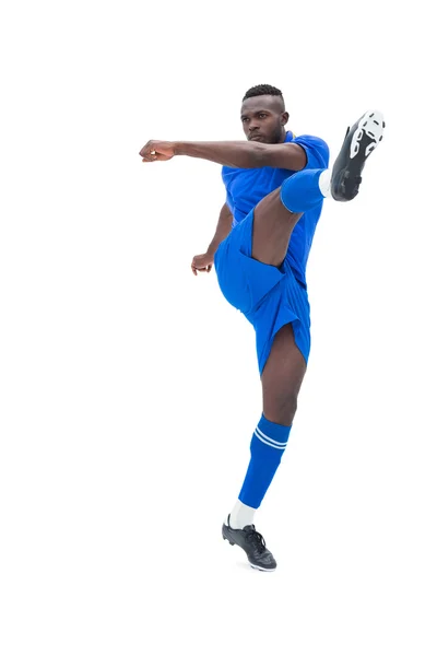 Футболист в синем пинке — стоковое фото
