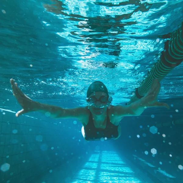 Athletischer Schwimmer schwimmt auf Kamera zu — Stockfoto