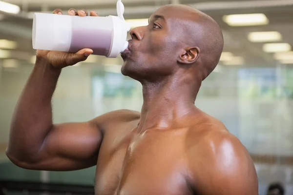 Homem desportivo bebendo proteína no ginásio — Fotografia de Stock