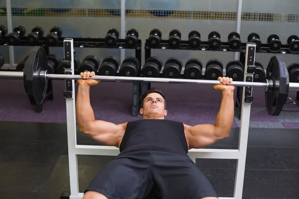 Determinado musculoso hombre levantando la barra — Foto de Stock