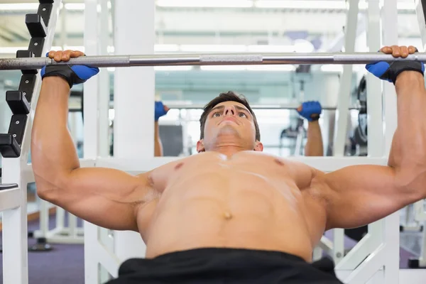 Hombre musculoso sin camisa levantando la barra — Foto de Stock