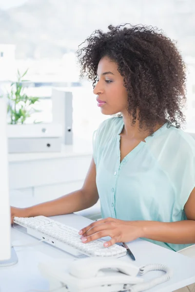 Casual zakenvrouw werken bij haar Bureau — Stockfoto