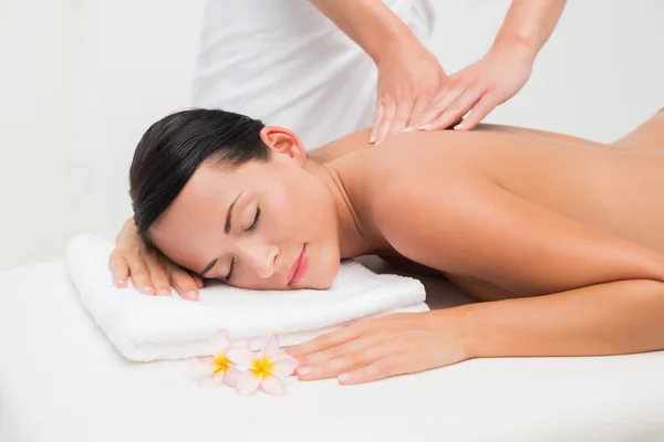 Schöne Brünette genießen eine Rückenmassage — Stockfoto