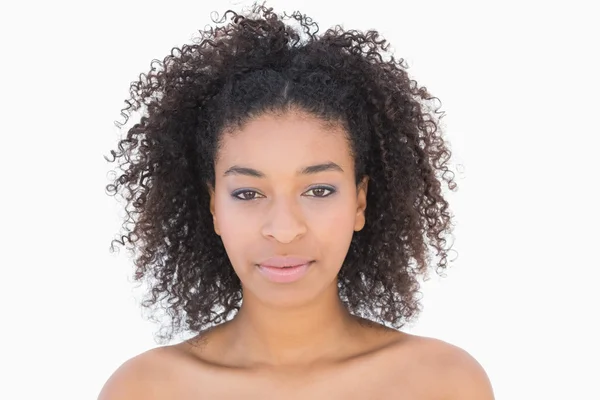 Bella ragazza con acconciatura afro sorridente alla fotocamera — Foto Stock