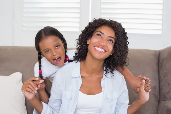 Mooie moeder zittend op de Bank met haar dochter — Stockfoto