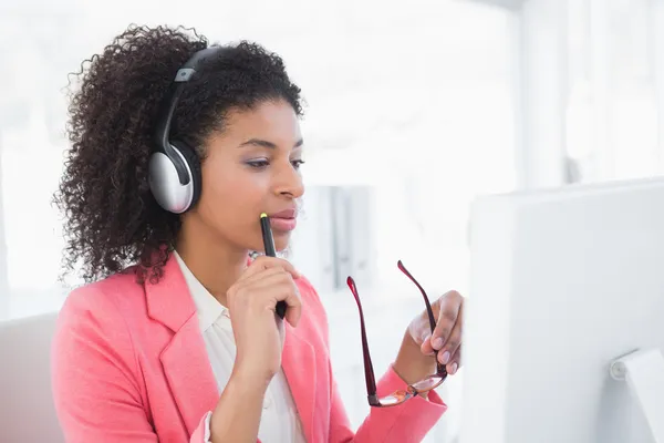 Diseñadora gráfica casual trabajando en su escritorio —  Fotos de Stock