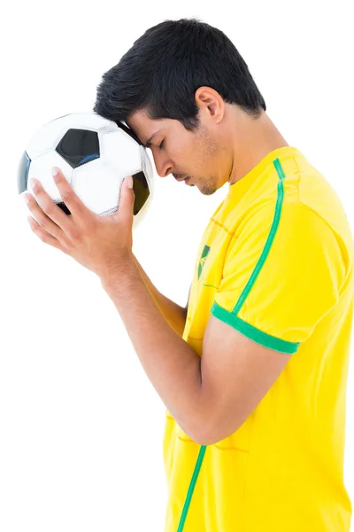 Jugador de fútbol en amarillo con pelota — Foto de Stock