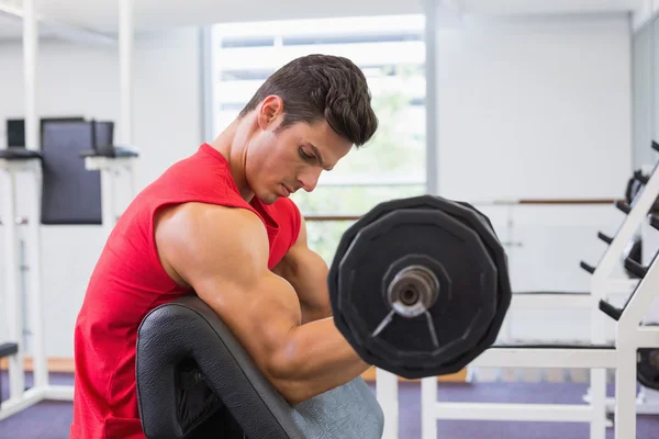 Homem muscular levantando barbell no ginásio — Fotografia de Stock
