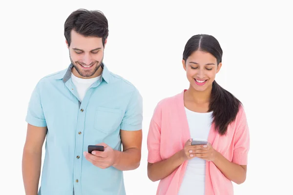 Joyeux couple envoyant des messages texte — Photo