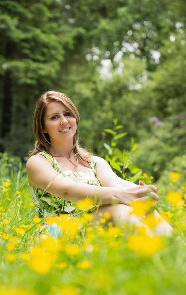 Leuke jonge vrouw ontspannen in veld — Stockfoto