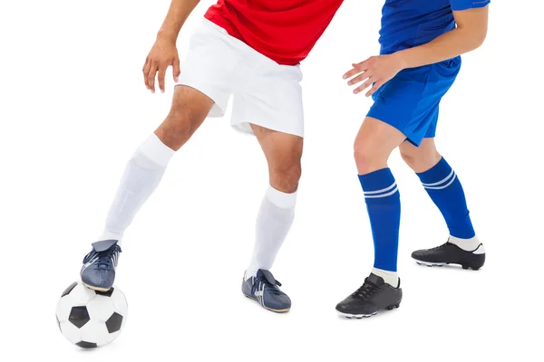 Fußballer kämpfen um den Ball — Stockfoto