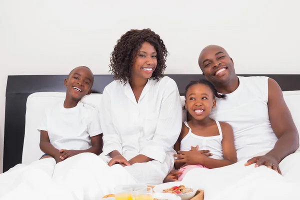 快乐的家庭在床上吃早餐 — 图库照片