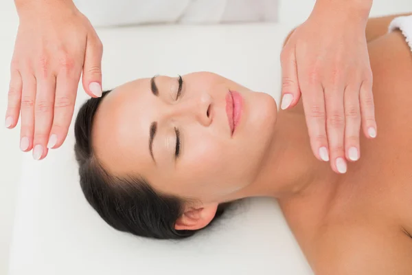 Peaceful brunette getting reiki therapy — Stock Photo, Image